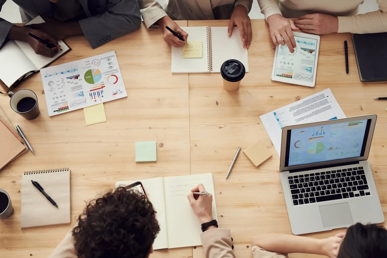 Equipo de trabajo planificando el calendario de marketing anual de una empresa en El Salvador.